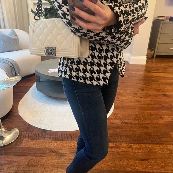 Chanel White Quilted Leather Chain Boy Bag. Great condition. - Picture 4 of 13